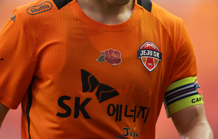 동백꽃 패치가 부착된 유니폼. 제주SK FC 제공