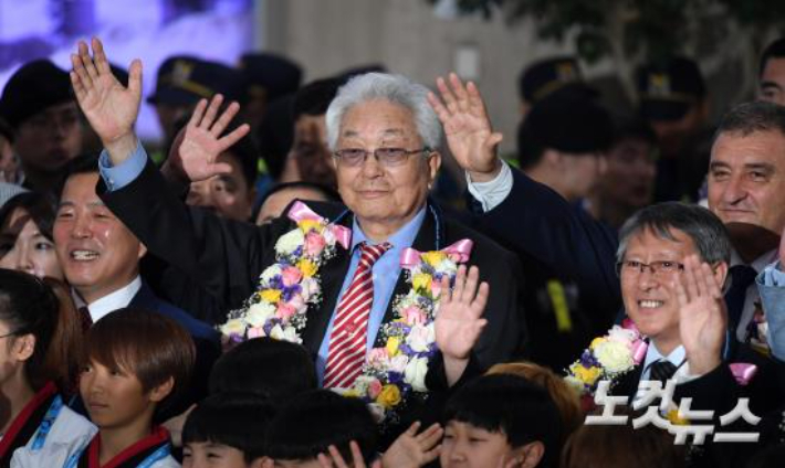 북한의 장웅 국제올림픽위원회(IOC) 위원이 '2017 세계태권도선수권대회' 참석을 위해 김포공항을 통해 입국한 모습. 박종민 기자