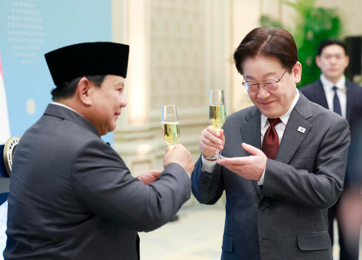 이재명 대통령과 프라보워 수비안토 인도네시아 대통령이 1일 청와대에서 열린 국빈 방한 환영 오찬에서 건배하고 있다.  연합뉴스