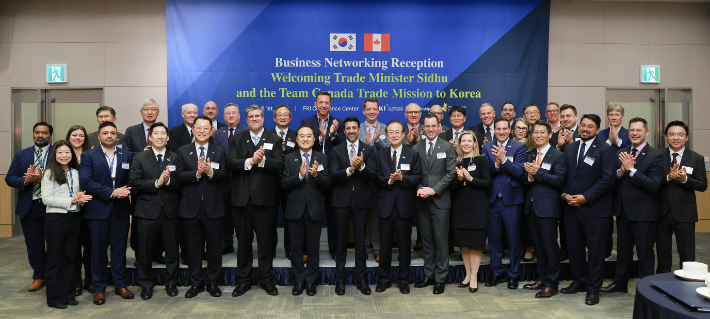 한국경제인협회 주최로 1일 서울 여의도 FKI타워에서 열린 '방한 캐나다 사절단 환영 리셉션'에서 참석자들이 기념 촬영을 하고 있다. 앞줄 왼쪽 다섯 번째부터 필립 라포튠 주한 캐나다 대사, 정철 한국경제연구원장, 마닌더 시두 캐나다 국제통상부 장관, 박태호 한-캐나다 포럼 한국 측 회장. 한경협 제공