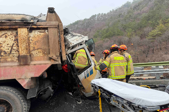 1일 오전 7시 11분쯤 강원 정선군 신동읍 고성리 고성터널 인근 도로에서 A(68)씨가 몰던 덤프트럭이 전신주를 들이받은 뒤 정차 중인 덤프트럭을 들이받았다. 강원소방본부 제공