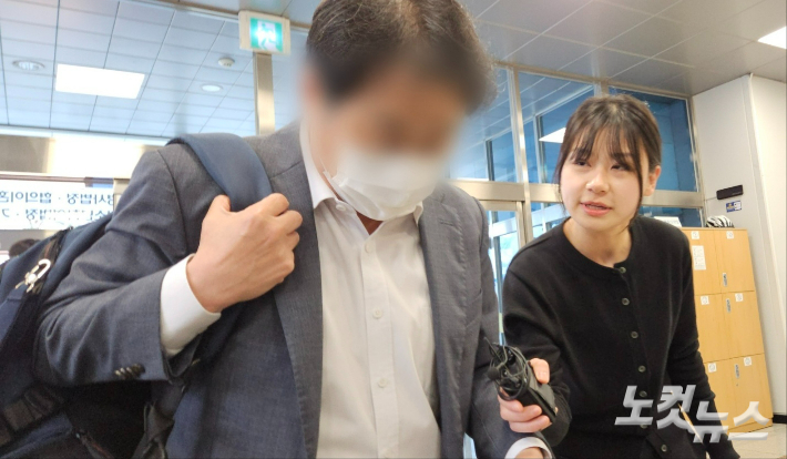 충북교육청 전 장학관 A씨가 영장실질심사를 받기 위해 법원에 출석하고 있다. 임성민 기자