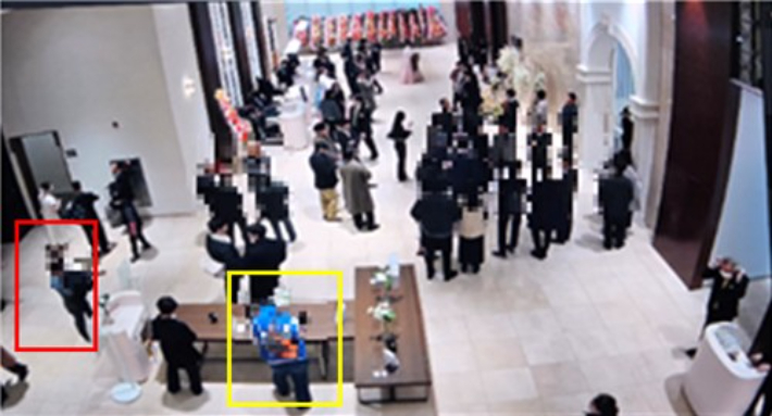 예식장 하객을 상대로 상습 절도 행각을 벌인 60대 남성 A씨가 지난달 한 예식장에서 피해자를 지켜보는 장면. 빨간색 네모가 피의자, 노란색 네모가 피해자. 서울 영등포경찰서 제공