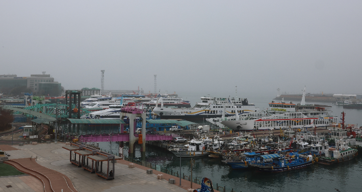 안개로 운항 대기 중인 여객선. 연합뉴스
