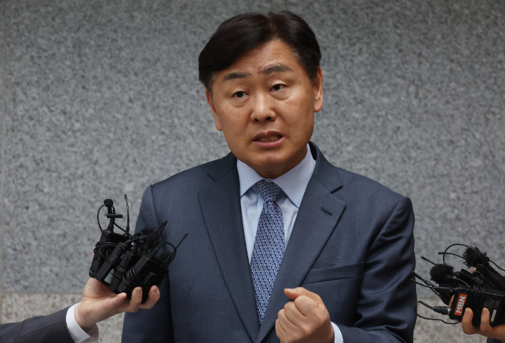 김관영 전북특별자치도지사가 1일 도청에서 취재진에게 "청년들에게 대리비를 줬다가 회수했다"며 "당 윤리감찰단에 있는 그대로 소명하겠다"고 밝히고 있다. 연합뉴스