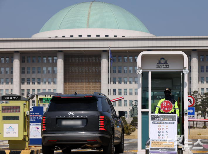 공공기관 차량 5부제 시행 첫 날이었던 지난달 25일 국회 정문에 관련 요일별 운휴차량 끝번호가 안내돼 있다. 황진환 기자