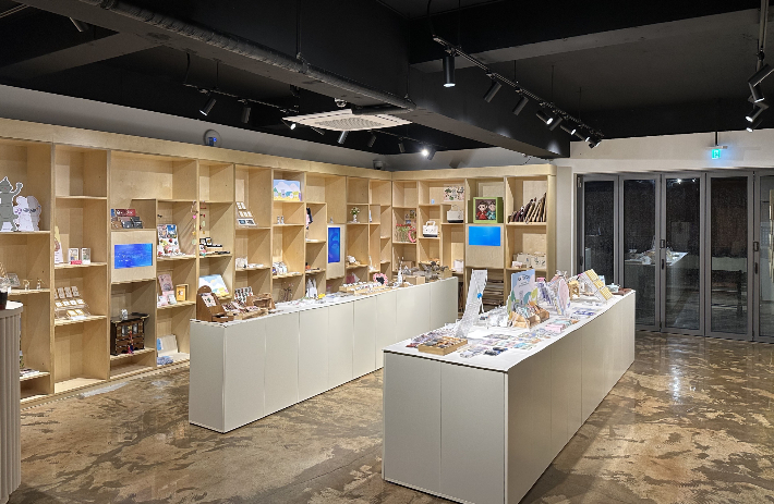 경주시 청년감성상점 내부 전경. 지역 청년 예술가들이 제작한 창작 굿즈와 경주 로컬 콘텐츠가 전시돼 있다. 경주시 제공