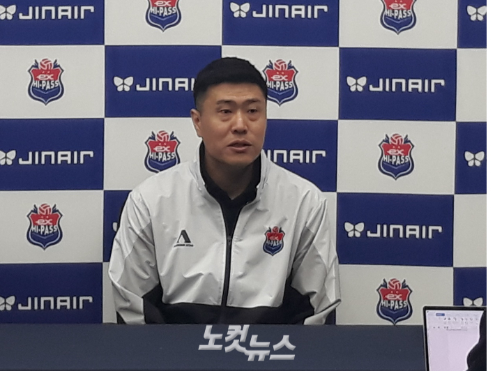 도로공사 김영래 감독 대행이 1일 GS칼텍스와 챔프전 1차전을 앞두고 취재진의 질문에 답하고 있다. 노컷뉴스 