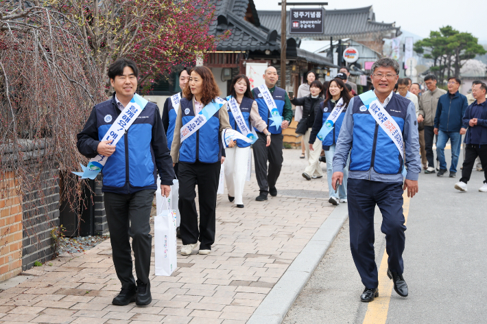 한수원 임직원들이 1일 경주 황리단길에서 관광객 및 시민을 대상으로 에너지 절약 국민행동 캠페인을 시행하고 있다. 한수원 제공
