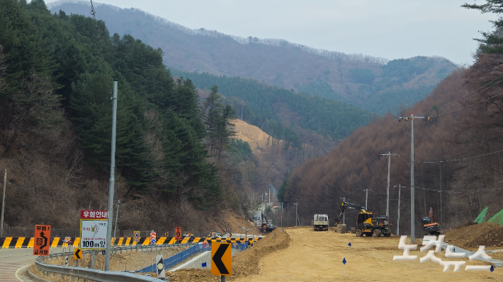 홍천풍천리 양수발전소 착공 승인이 나기 전이지만 댐 건설을 전제로 한 이설도로 작업이 이미 시작됐다. 주민들은 양수발전소 실시계획인가도 나지 않은 상태에서 산림을 훼손하며 사전 공사를 벌이는 것은 특혜라고 주장했다. 송주열 기자   