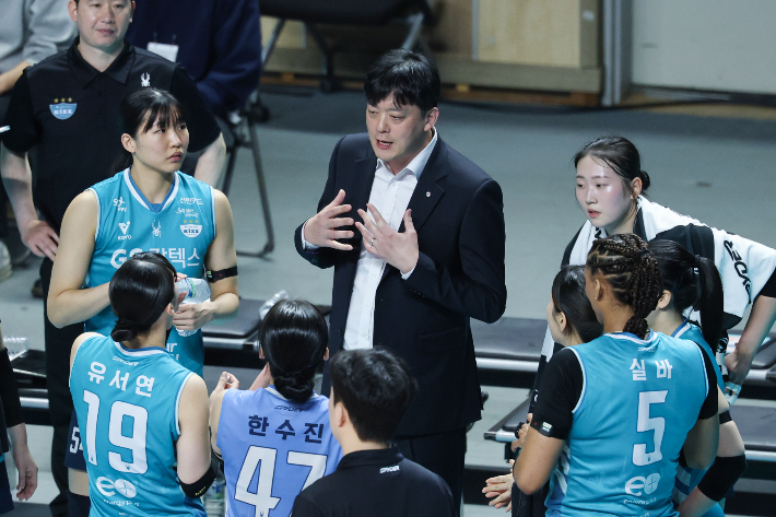GS칼텍스 이영택 감독이 선수들에게 작전을 지시하는 모습. 연합뉴스 