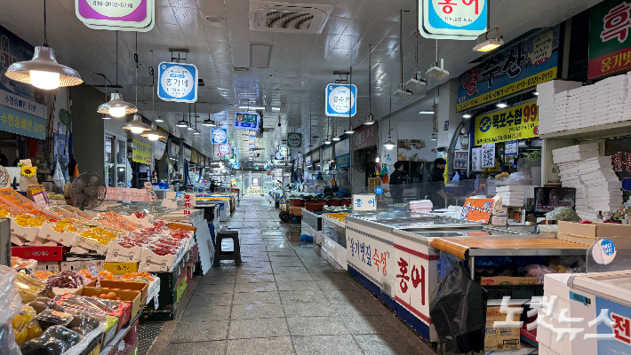 지난 3월 31일 전남 목포 청호시장 내부. 수산물 등을 판매하는 전통시장으로 상인들은 경기 침체를 체감하고 있다고 말한다.