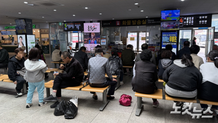 지난 3월 31일 전남 목포종합버스터미널 대합실에서 주민들이 버스를 기다리고 있다. 김한영 기자