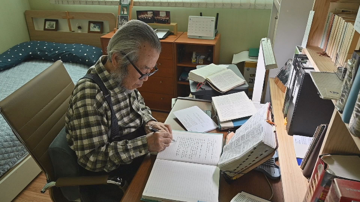 93세의 나이에도 매일 필사를 이어가고 있는 구자경 집사. CBS크리스천노컷뉴스 유튜브 영상 캡처