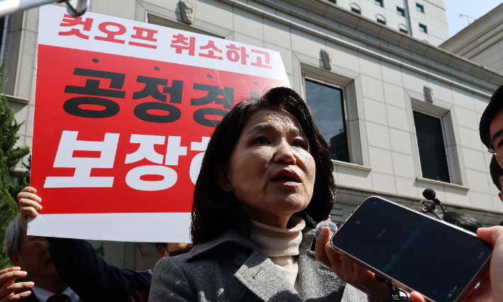 국민의힘 공천관리위원회 결정에 따라 대구시장 경선에서 컷오프된 이진숙 전 방송통신위원장이 24일 서울 영등포구 여의도 국민의힘 중앙당사 앞에서 경선 결과에 대한 입장을 밝히고 있다. 연합뉴스