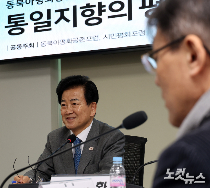 정동영 통일부 장관이 지난해 12월 12일 서울 여의도 국회 의원회관에서 열린 동북아평화공존포럼토론회 '통일지향의 평화적 두 국가관계론'에 참석해 인사말을 하고 있다. 윤창원 기자