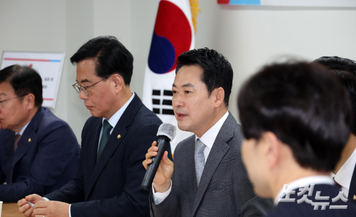 장동혁 국민의힘 당대표가 1일 오전 부동산 시장 점검차 서울 마포구의 한 아파트 단지에서 열린 주민들과 간담회에서 인사말을 하고 있다. 박종민 기자