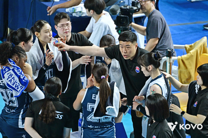 도로공사 김영래 감독 대행이 1일 GS칼텍스와 챔프전 1차전에서 작전을 지시하고 있다. KOVO 