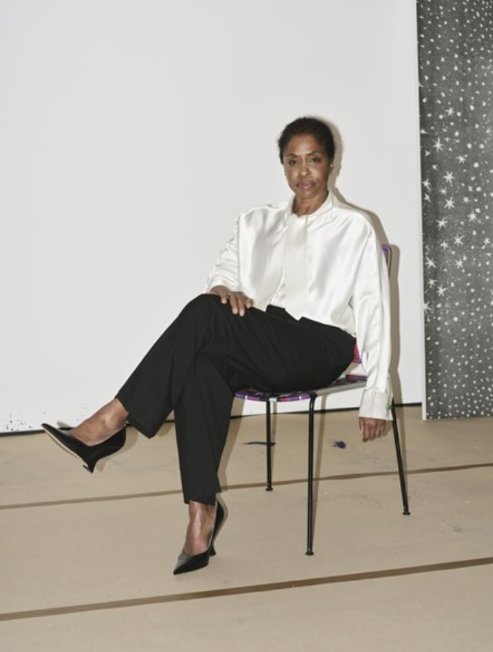 보테가 베네타를 착용한 로나 심슨. 보테가 베네타 제공