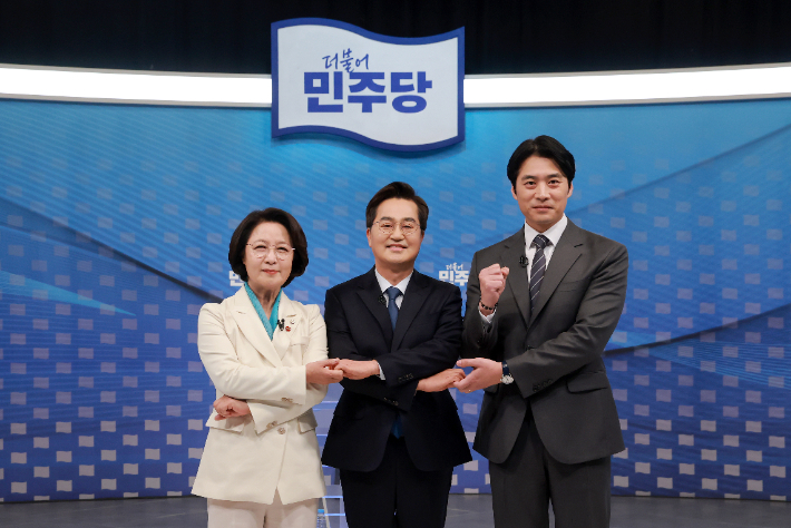 더불어민주당 추미애(왼쪽부터)·김동연·한준호 경기도지사 경선후보가 1일 서울 양천구 SBS 목동 스튜디오에서 열린 더불어민주당 경기도지사 후보자 2차 TV 합동토론회에 참석해 기념 촬영하고 있다. 연합뉴스