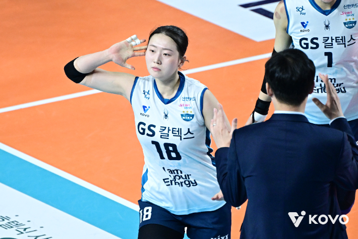 권민지가 팬들의 호응을 유도하는 모습. KOVO 