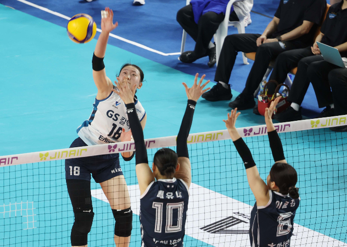 1일 김천실내체육관에서 열린 2025-2026 V-리그 포스트시즌 여자 프로배구 챔피언 결정전 1차전 GS칼텍스와 한국도로공사의 경기에서 GS칼텍스 권민지가 공격을 시도하고 있다. 연합뉴스 