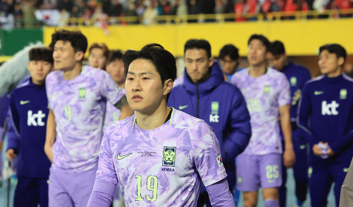 퇴장하는 한국선수들. 연합뉴스