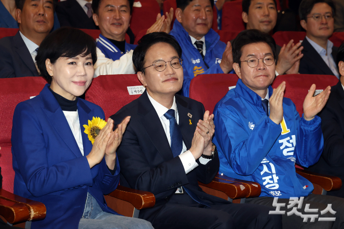 더불어민주당 전현희, 박주민, 정원오 서울시장 경선 후보(왼쪽부터)가 30일 서울 여의도 국회 의원회관에서 열린 서울 현장 최고위원회의에 참석해 박수를 치고 있다. 윤창원 기자