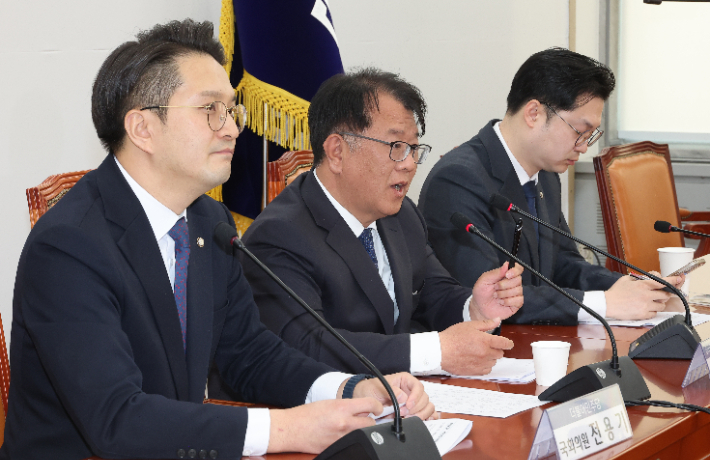 쌍방울 대북송금 사건 당시 이화영 전 경기도 평화부지사 변호인이었던 서민석 변호사가 29일 국회에서 당시 박상용 검사와 통화를 한 녹취록을 공개하며 발언하고 있다. 왼쪽부터 더불어민주당 전용기 의원, 전 이화영 평화부지사 변호인 서민석, 김동아 의원. 연합뉴스