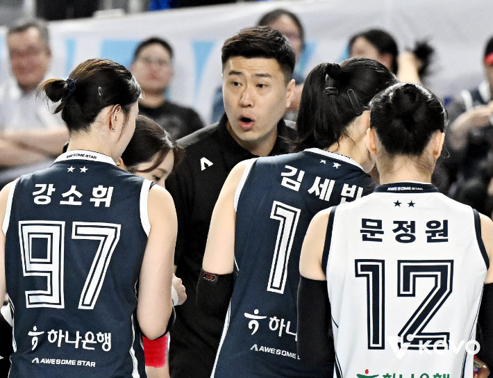 한국도로공사 김영래 감독 대행이 1일 GS칼텍스와 챔프전 1차전에서 선수들에게 작전 지시를 하고 있다. KOVO 