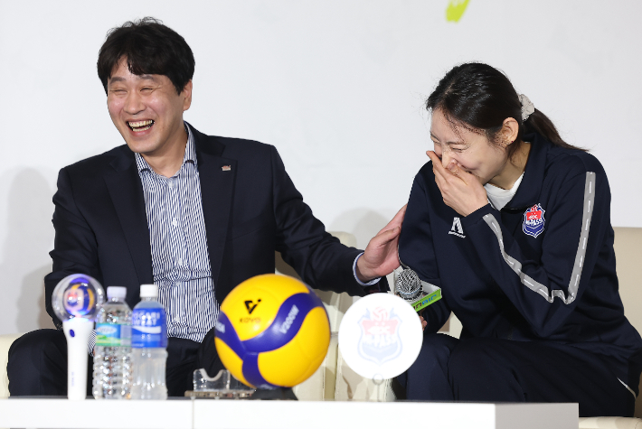지난달 20일 서울 강남구 호텔 리베라에서 열린 '진에어 2025-2026 V-리그 포스트 시즌 미디어 데이'에서 한국도로공사 김종민 감독(왼쪽)과 배유나가 각오를 밝히면서 환하게 웃는 모습. 연합뉴스 