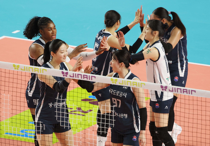 1일 김천실내체육관에서 열린 2025-2026 V-리그 포스트 시즌 여자 프로배구 챔피언 결정전 1차전 GS칼텍스와 한국도로공사의 경기에서 한국도로공사 선수들이 서로 격려하고 있다. 연합뉴스 