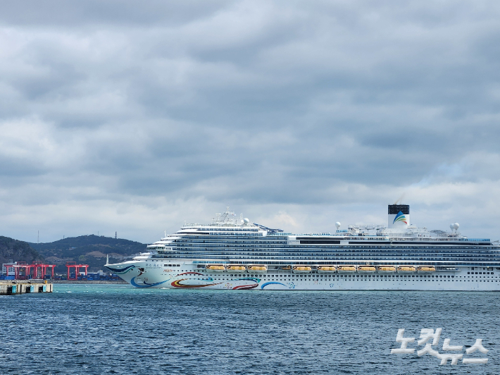 부산 영도국제크루즈터미널에 대형 크루즈 선박이 정박을 위해 이동하고 있다. 정혜린 기자