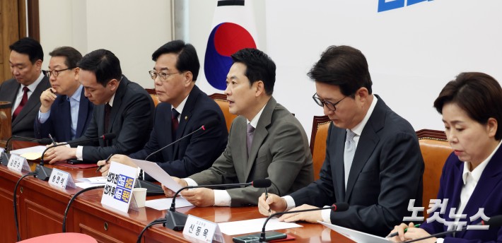 최고위원회의 주재하는 장동혁 대표