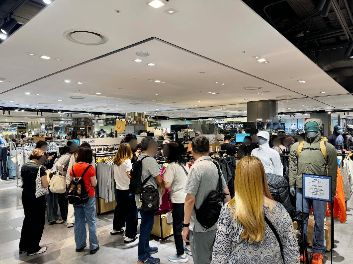 신세계 본점 아웃도어 매장에서 외국인 고객이 쇼핑하는 모습. 신세계백화점 제공