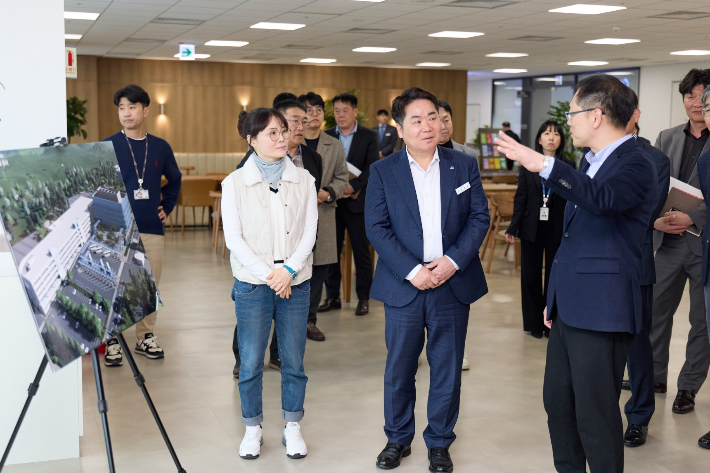 오세현 아산시장(오른쪽 두번째)이 삼성전자 조성일 TSP총괄 총괄장(오른쪽)으로부터 삼성전자 현황 등에 대한 설명을 듣고 있다. 아산시 제공