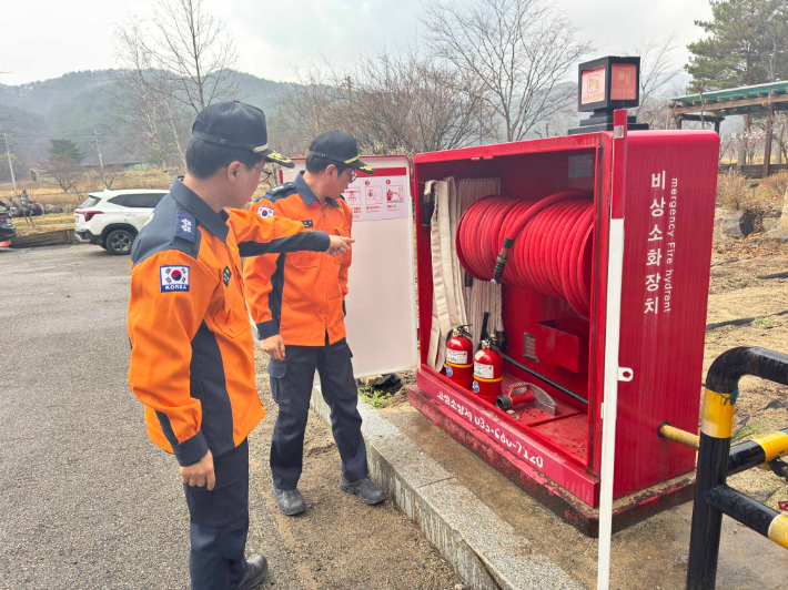 오승훈 강원특별자치도소방본부장이 1일 동해안 지역에서 산불 대응 태세를 점검하고 있다. 강원소방은 청명·한식 산불 위험시기인 이달 4~6일 영서권 소방력을 동해안에 전진 배치해 산불 초기 대응에 주력하고 산불로 인한 신고 폭주에 대비해 119종합상황실 근무자를 보강한다. 연합뉴스