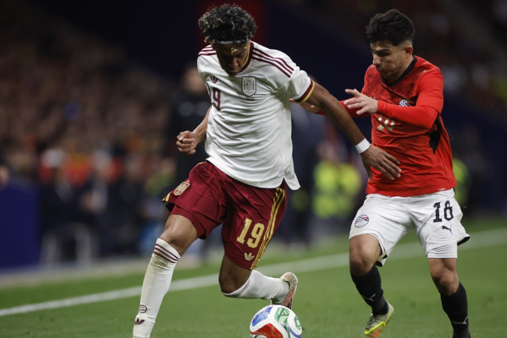 이집트와 친선경기에서 돌파를 시도하는 스페인 라민 야말(왼쪽). 연합뉴스