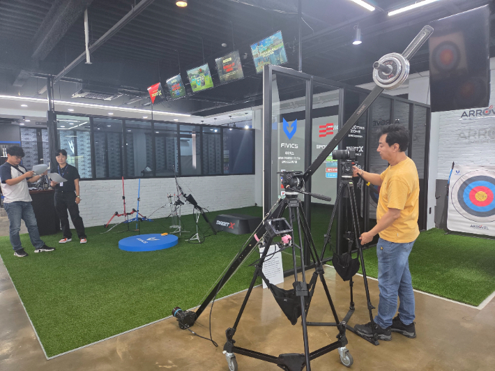 중소기업 사업장에서 해외 홍보용 영상 촬영을 하고 있다. 수원시 제공