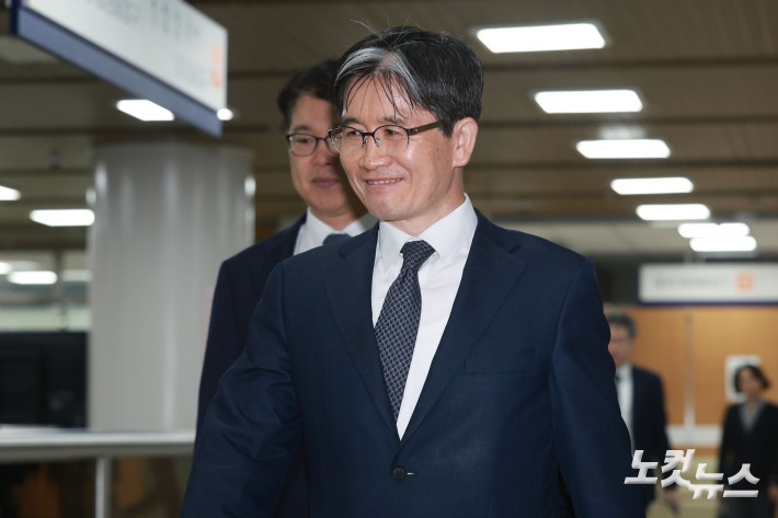 해병대 순직 사건 외압 의혹과 관련해 수사를 방해했다는 혐의로 기소된 오동운 공수처장이 2일 서울 서초구 서울중앙지법에서 열린 직무유기 혐의 1심 1회 공판에 출석하고 있다.