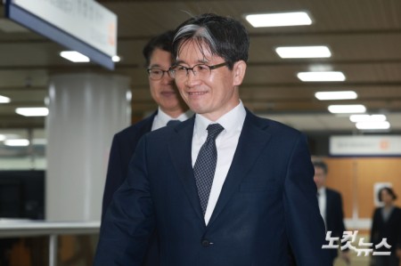 해병대 순직 사건 외압 의혹과 관련해 수사를 방해했다는 혐의로 기소된 오동운 공수처장이 2일 서울 서초구 서울중앙지법에서 열린 직무유기 혐의 1심 1회 공판에 출석하고 있다.