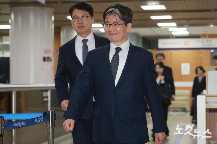 해병대 순직 사건 외압 의혹과 관련해 수사를 방해했다는 혐의로 기소된 오동운 공수처장이 2일 서울 서초구 서울중앙지법에서 열린 직무유기 혐의 1심 1회 공판에 출석하고 있다.