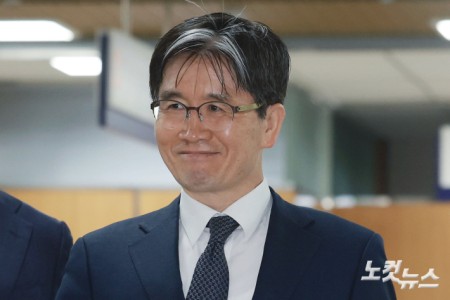 해병대 순직 사건 외압 의혹과 관련해 수사를 방해했다는 혐의로 기소된 오동운 공수처장이 2일 서울 서초구 서울중앙지법에서 열린 직무유기 혐의 1심 1회 공판에 출석하고 있다.