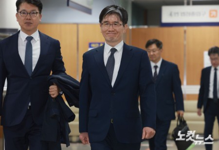 해병대 순직 사건 외압 의혹과 관련해 수사를 방해했다는 혐의로 기소된 오동운 공수처장이 2일 서울 서초구 서울중앙지법에서 열린 직무유기 혐의 1심 1회 공판에 출석하고 있다.