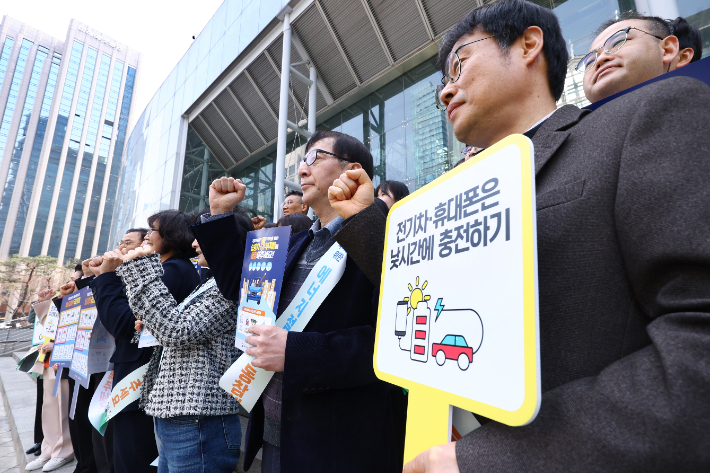 서울 강남구 테헤란로 일대에서 기후에너지환경부와 한국에너지공단 관계자들이 에너지절약 거리 캠페인을 하고 있다. 연합뉴스