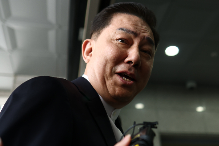 뇌물수수 의혹 등을 받는 무소속 김병기 의원이 조사를 받기 위해 지난달 31일 서울시 마포구 서울경찰청 공공범죄수사대에 출석하며 취재진 질문에 답하고 있다. 연합뉴스