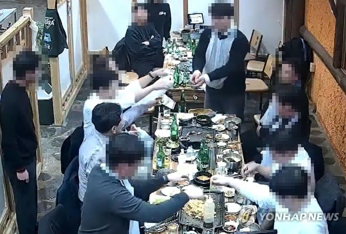 2025년 11월 30일 오후 8시 7분께 전북 전주시 완산구 소재 음식점에서 김관영 전북특별자치도지사가 함께 식사한 청년들에게 일일이 현금을 건네고 있다. 연합뉴스