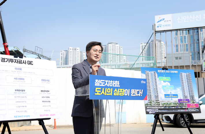 더불어민주당 김동연 경기지사 경선 후보가 2일 안산 중앙역 앞에서 '경천동지 프로젝트' 발표 기자회견을 열어 '안산선 철도 지하화 통합 개발' 계획을 발표하는 모습. 더불어민주당 김동연 경기지사 경선 후보 캠프 제공