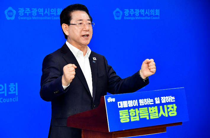 더불어민주당 김영록 전남광주통합특별시장 예비후보가 2일 광주광역시의회 브리핑룸에서 기자회견을 열고 지지를 호소하고 있다. 독자 제공