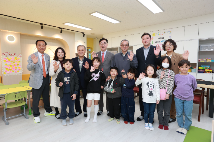 '2026 맑은학교 만들기' 기념식에서 참석자들이 경상남도 하동 진교 초등학교 학생들과 함께 기념촬영을 하고 있다. 한화에어로스페이스 제공 